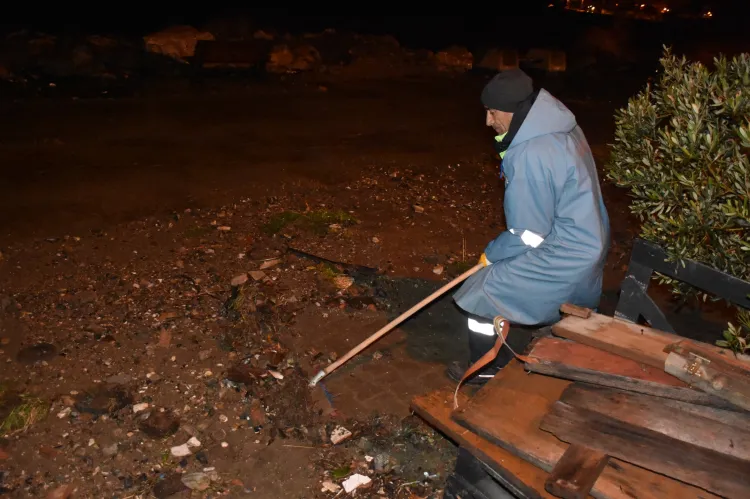 Gemlik’te fırtına sonrası sahiller temizlendi