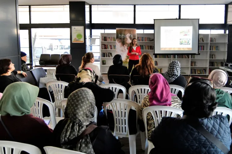 İzmir Bornova’da kadınlar hem üretiyor hem bilinçleniyor