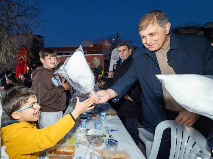 İzmir Çamdibi’nde binlerce kişilik iftar sofrası 