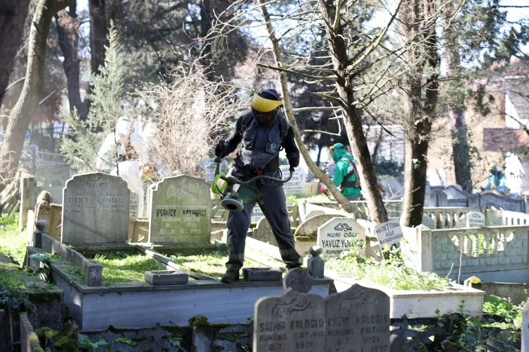 Sakarya'nın 16 ilçesindeki mezarlıklar bayrama hazırlanıyor