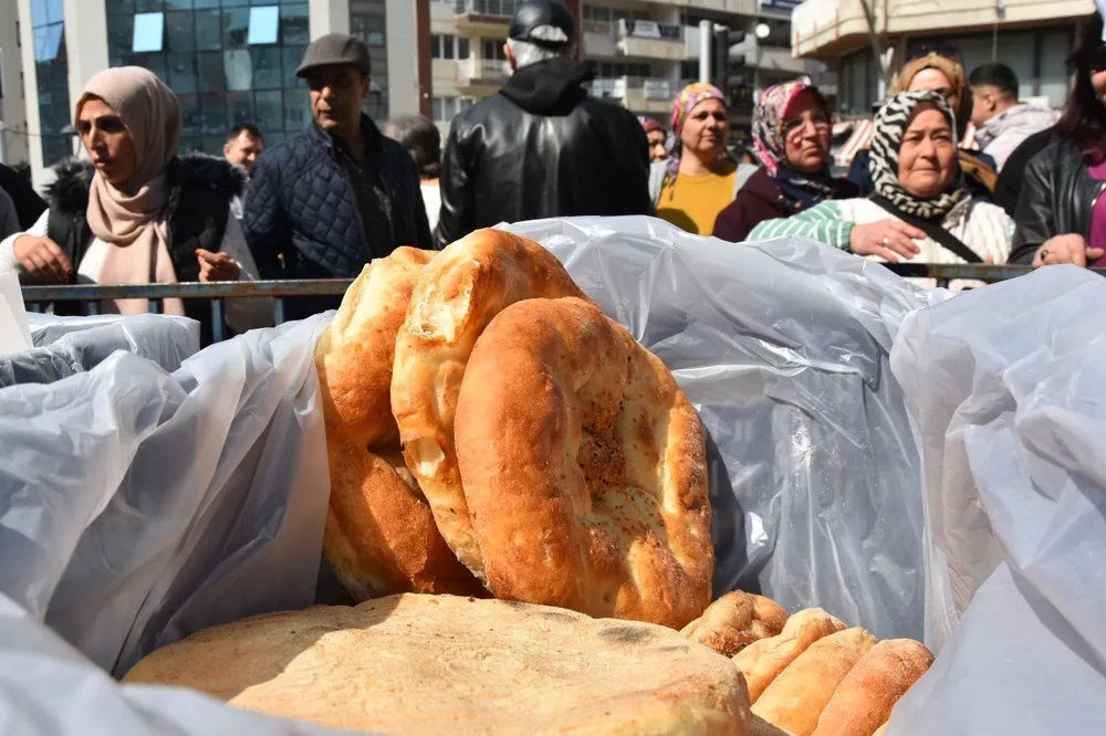 Manisa Gördesliler'den iki saatte 2 bin pide