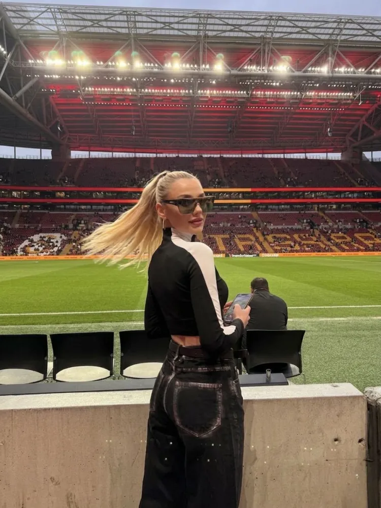 Galatasaray derbisinde VIP protokolü karıştıran gizem: Nevide Çiçek kimin için en öne indi?