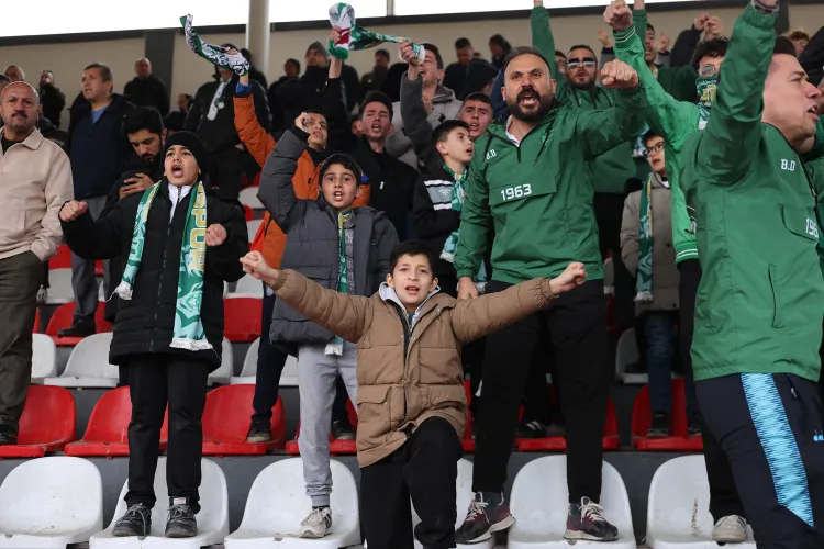 Başkan Özarslan Bağlumspor’a tribünden destek verdi