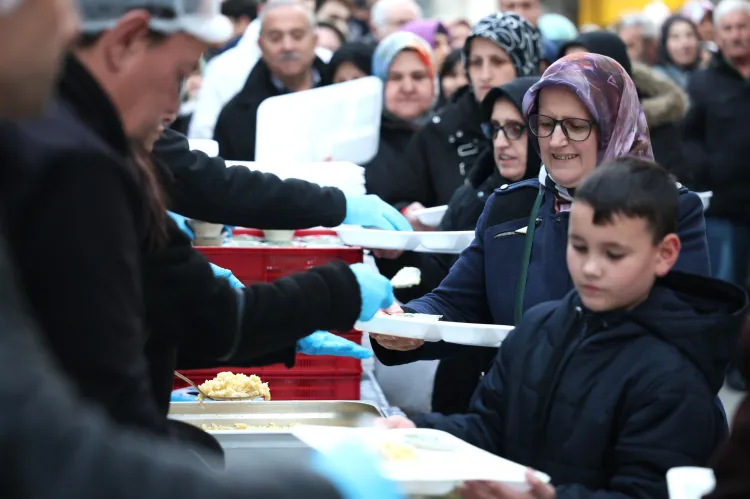 Bursa Osmangazi'de iftar sofrası dolup taştı