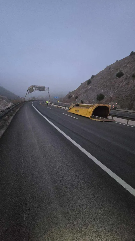 Bilecik Pazaryeri'nde trafikte dikkatsizlik! Açılan damper tabelayı devirdi