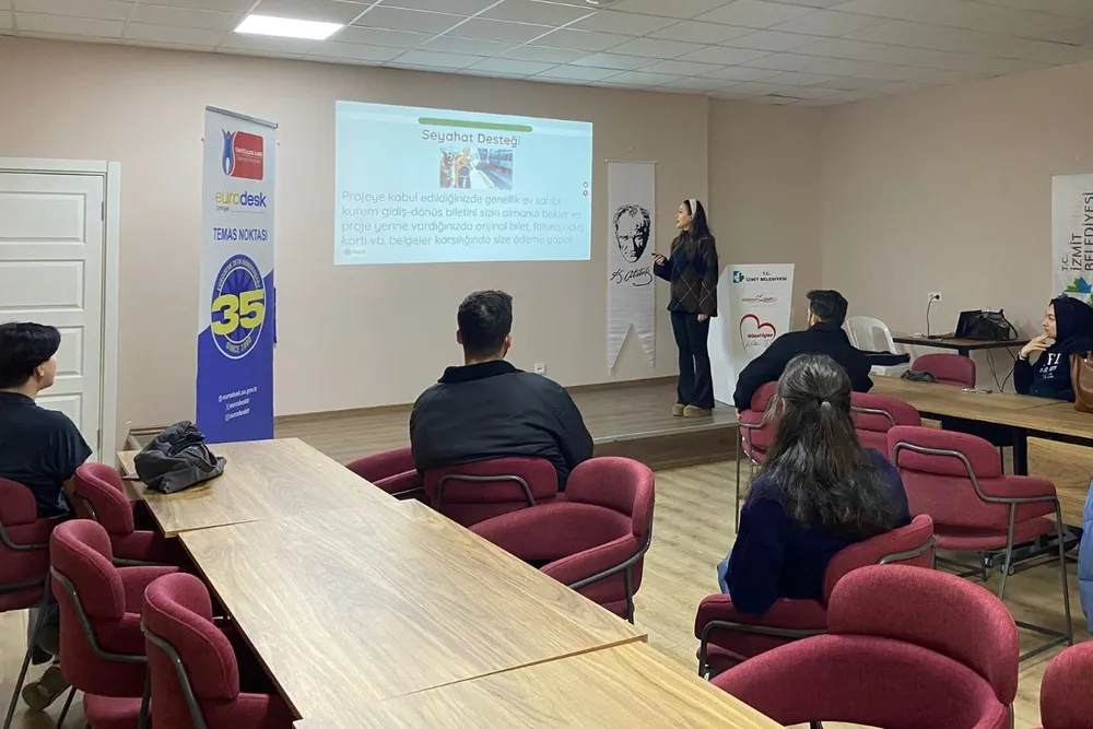 Kocaeli İzmit'te gençlere uluslararası fırsat rehberi