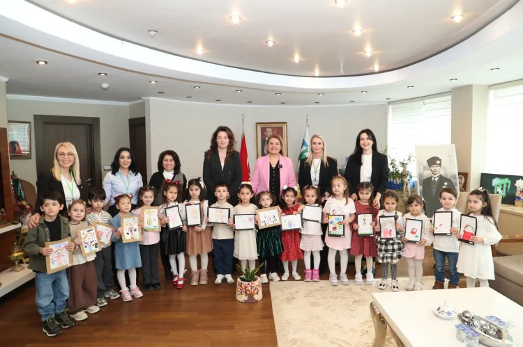 İzmitli miniklerden Fatma Başkan’a bayram sürprizi