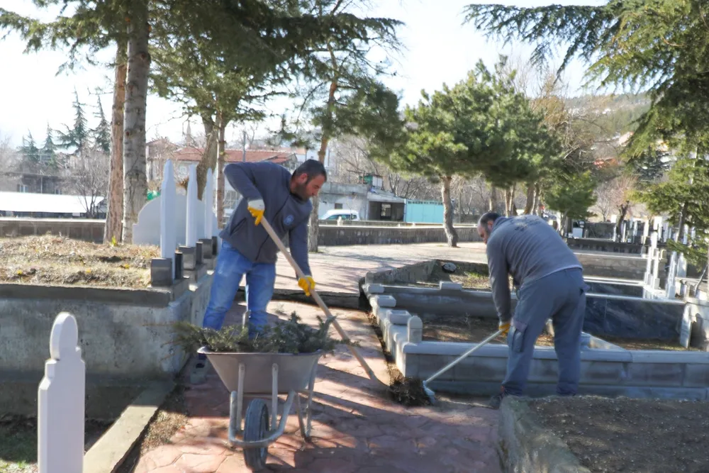 Kayseri Melikgazi'de mezarlıklarda bayram temizliği