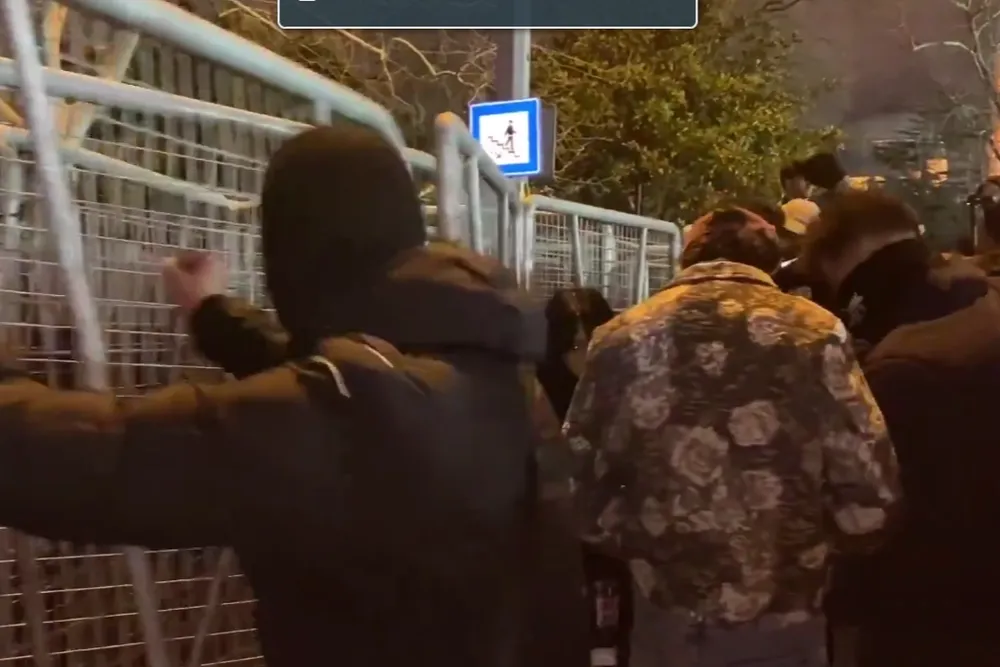 Saraçhane'de polis bariyerlerine saldıran maskeli 35 şüpheli gözaltında