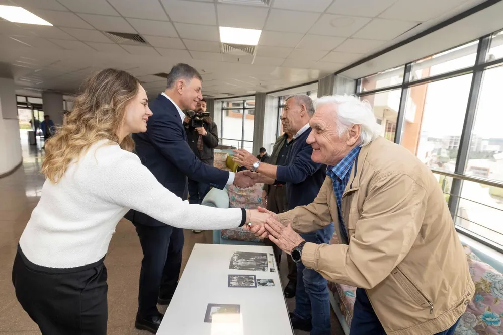 Başkan Tugay İzmir'de huzurevi sakinleriyle bayramlaştı