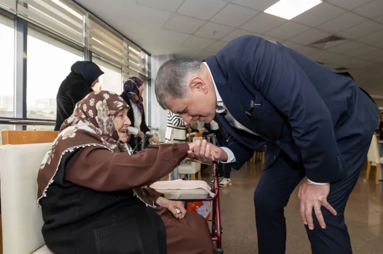 Başkan Tugay İzmir'de huzurevi sakinleriyle bayramlaştı