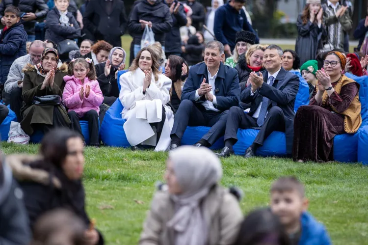 İzmir’de ilk bahar bayramı coşkusu