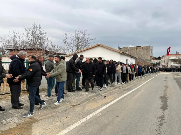 İpsala'da asırlık gelenek... Metrelerce uzayan bayramlaşma kuyruğu!