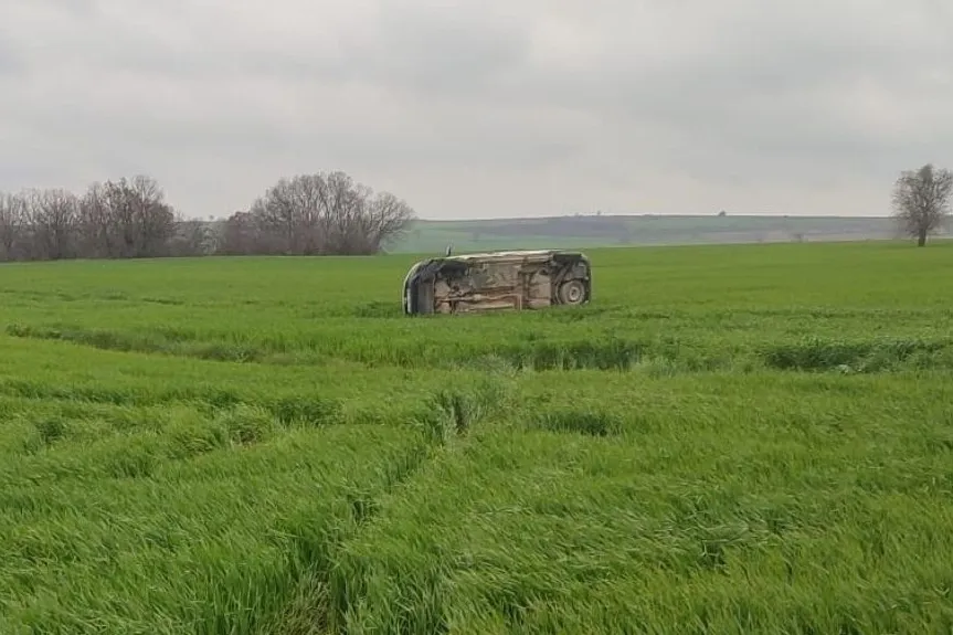 Keşan-Beğendik yolunda ticari araç buğday tarlasına uçtu!