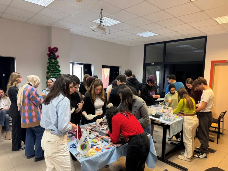 Kocaeli Üniversitesi'nde sıfır atıklar sanata dönüştü