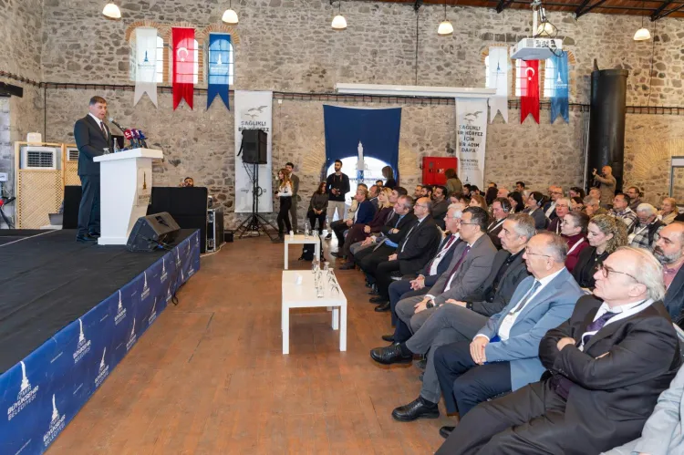 Başkan Tugay’dan Körfez uyarısı: Alg patlaması çağımızın yeni sorunu