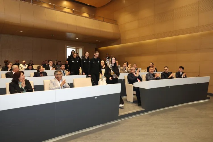 Bursa Nilüfer’in genç sporcuları başarılarını mecliste paylaştı