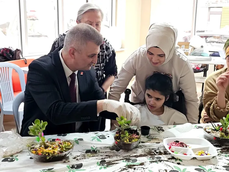 Kocaeli Gölcük’te çiçekler engelleri aştı