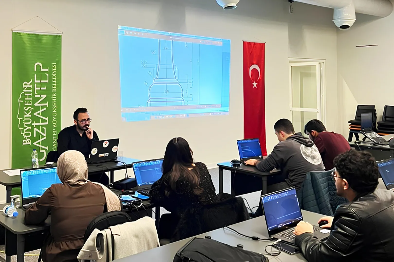 Gaziantep'te gençler iftardan sahura teknolojiyle buluşuyor