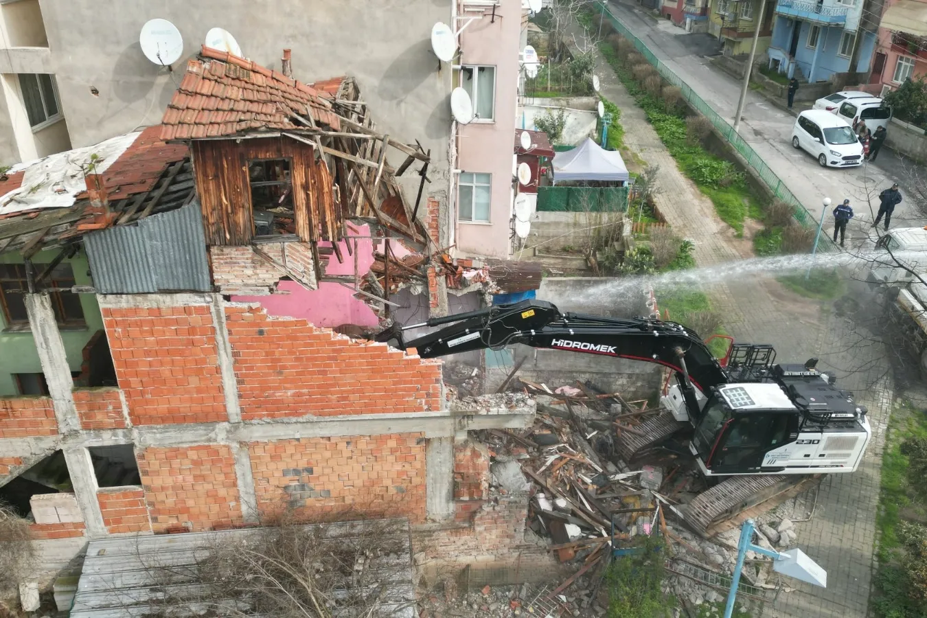 İzmit Kozluk’ta tehlike oluşturan metruk binaya yıkım
