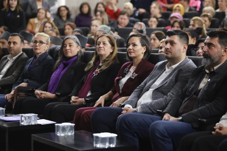 İzmir Karabağlar’da “Kadın ve Emek” forumu