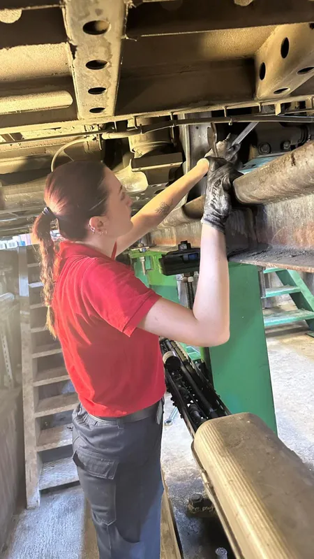 İzmir’de tramvay koltuğunda bir kadın... Raylarda kadın gücü