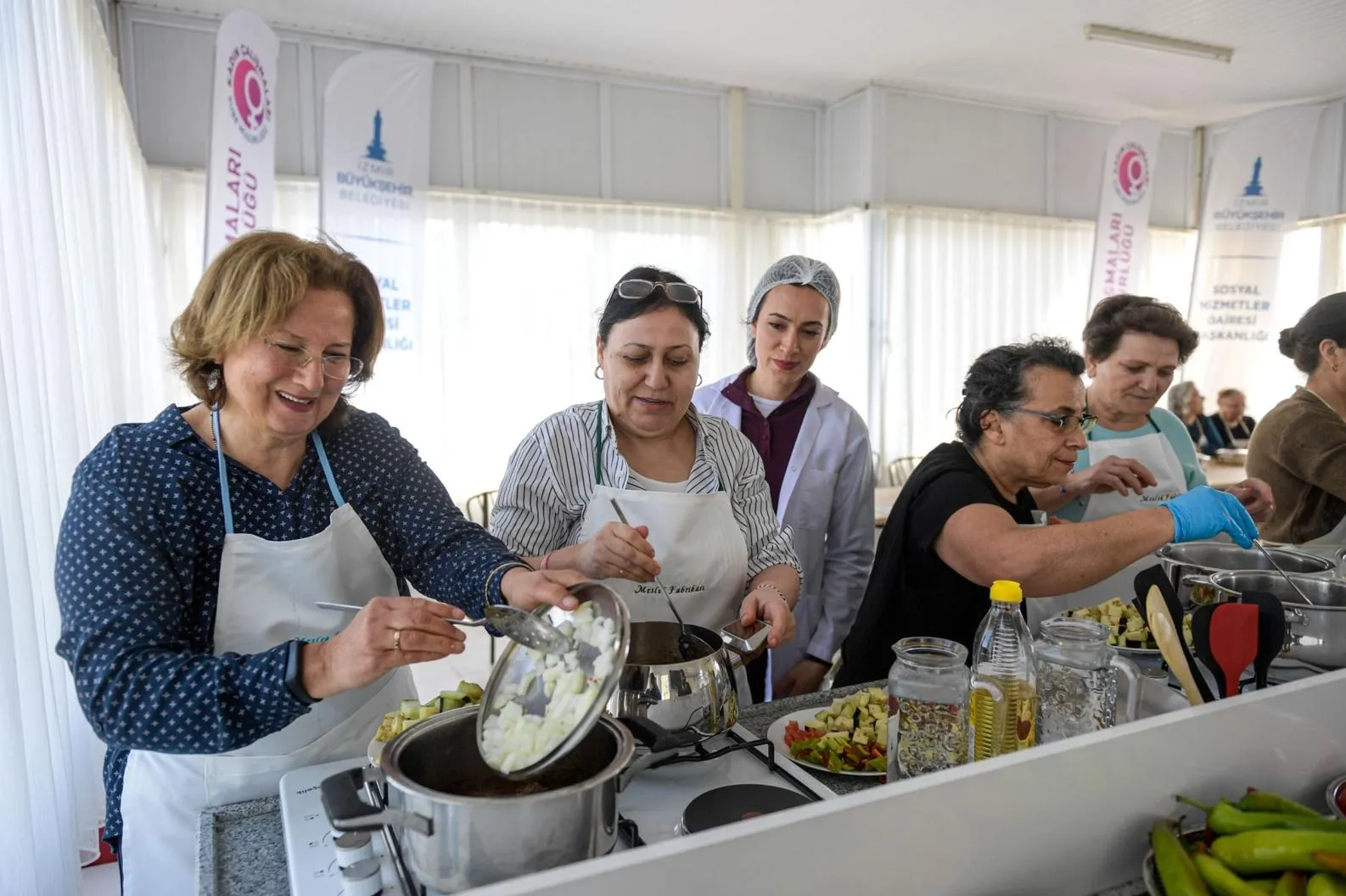 İzmir'de Mahalle Mutfağı açıldı