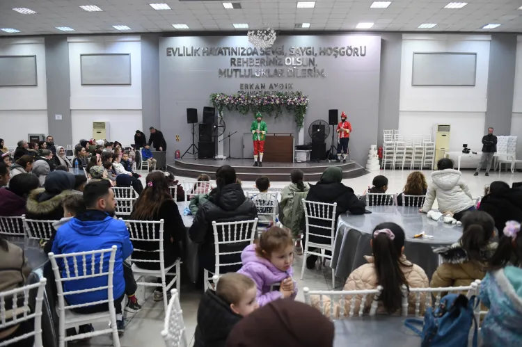 Ovaakça Karagöz ve sihirbazlık gösterisiyle eğlendi