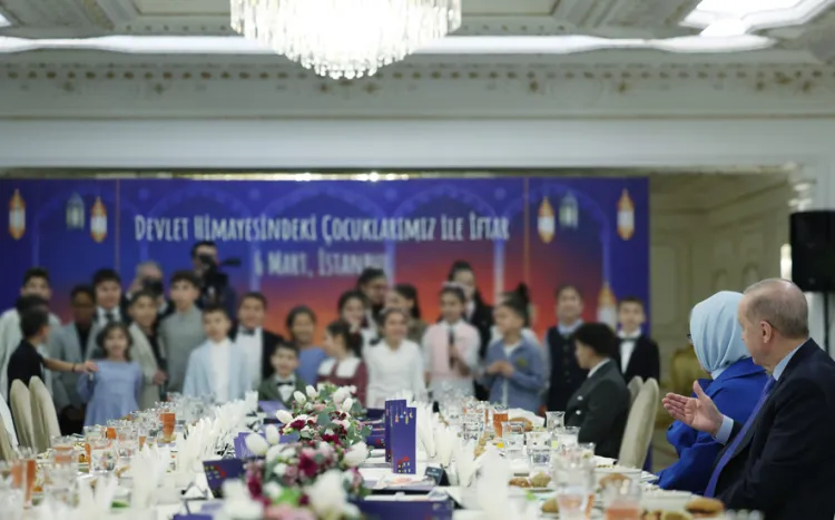 Cumhurbaşkanı Erdoğan çocuklarla iftar yaptı