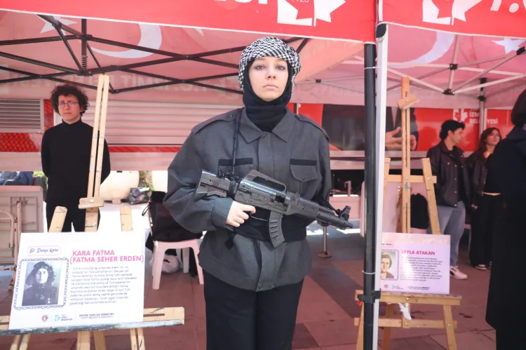 Kocaeli İzmit'te ‘Bi Dünya Kadın’ canlı heykel sergisi