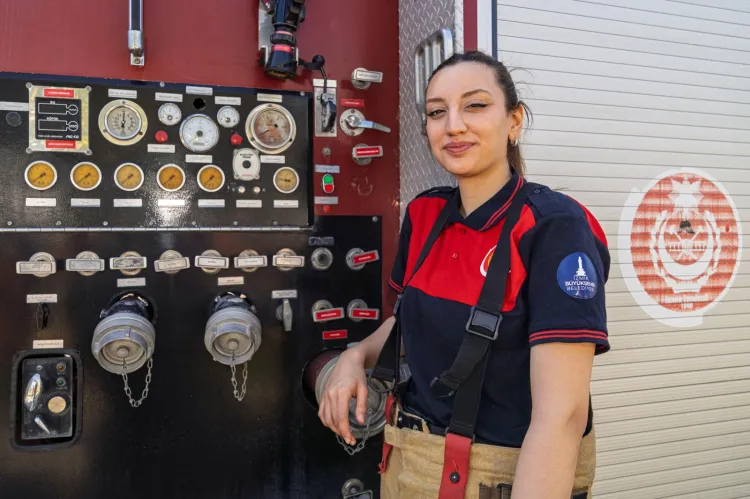 Alevlere meydan okuyan kadın... İzmir'de cesaretiyle örnek